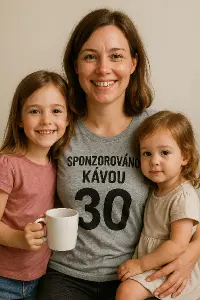 Třicetiletá verze mě. Sponzorováno kávou a mými dvěma dětmi.. máma advě holčičky. Máma má na tričku 30