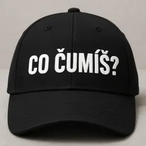 Nápis na kšiltovce CO ČUMÍŠ?