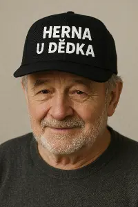 Chtěl bych mít na klobouku bílý nápis: Herna u Dědka