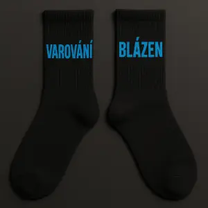 Jedna ponožka VAROVÁNÍ, druhá ponožka BLÁZEN, černý podklad, modrý napis