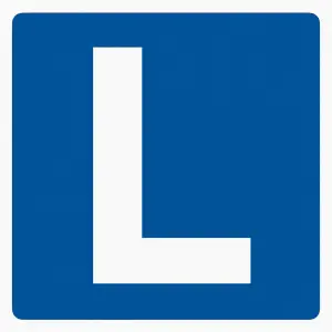 Označení autoškoly bílé písmeno L na modrém podkladu