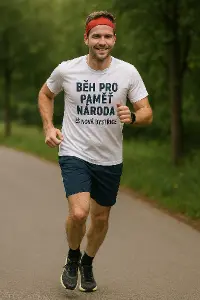 Běžecc který běží pro dobrou věc. Text: běh pro paměti národa ZŠ Nová Bystřice