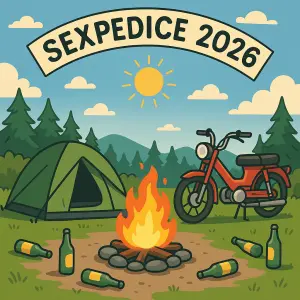 kempování,stan s ohněm a mopedem,okolo ohně prázdné lahve od piva,nahoře nápis " Sexpedice 2026 ", ve dne, svítí slunce
