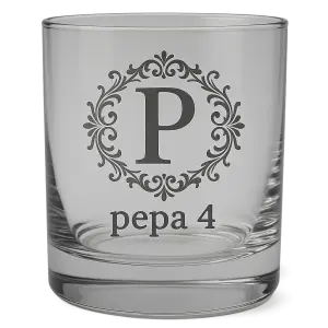 Vycentrovaný zdobený monogram s písmenem P. Pod tím nápis pepa 4. Jedná se o potisk na sklenici (whiskovka)