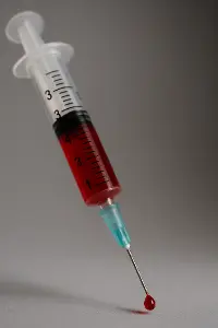 injekční stříkačka s kapkou krve