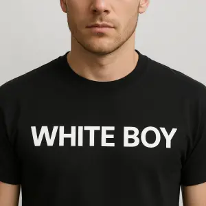Text: WHITE BOY barva: sytě bílá (matný finiš) na hrudníku styl textu: tučné bezpatkové písmo (typu Arial/Helvetica Bold