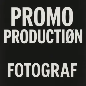 Na vrchní časti aby bylo napsané tučným písmem vše velké "PROMO PRODUCTIØN", a menším pod tím "Fotograf"