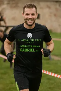 Gladiátor Race Terezín, běžíme za firmu GABRIEL s.ro., černé tričko a zelenými prvky