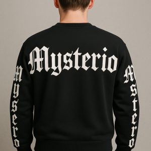 Obrovky napis goticky mysterio pres cele zada i rukavy
