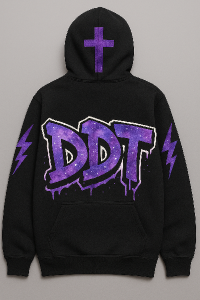 Udělej mi design z písmen DDT v galaxy purple styl grafiti kříž a blesky na rukávech a na zádech kříž s kapucí a kapsou