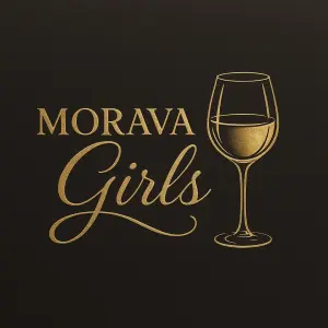 Název MORAVA Girls ve zlaté barvě a k tomu sklenička vína ve zlaté vše, elegantní decentní kalografické