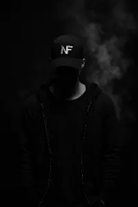 Hudebník NF, Skladba FEAR černé pozadí , kouřový efekt bez obličeje,