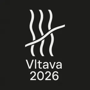 čtyřy bile svisle, lehce zaoblene cary preskrutne diagonalne jednou, pod tim text Vltava 2026, vse v bilem