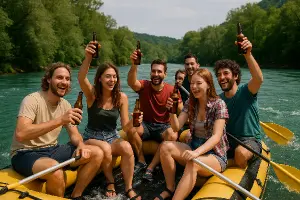 6 lidí (4 kluci 2 holky) plující na raftu, popíjí a mají se dobře.