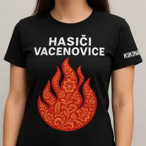 Hasiči Vacenovice. Na rukávu Kikina. Slovácké lidové vzory ve tvaru plamenů v červeno oranžové barvě na černém tričku
