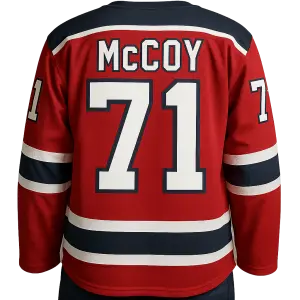 Styl zád hokejového dresu. Číslo 71 a nad tím jméno McCoy