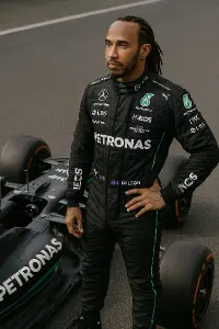 Hamilton bez helmy jak stojí vedle formule