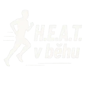 Bílý text “H.E.A.T. v běhu” v běžeckém motivu bez těch uvozovek