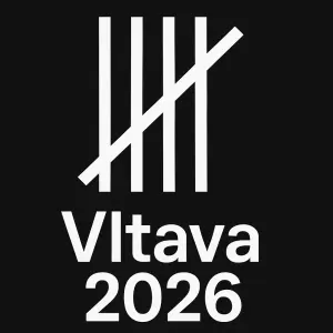 čtyřy bile svisle cary preskrutne diagonalne jednou, pod tim text Vltava 2026, vse v bilem