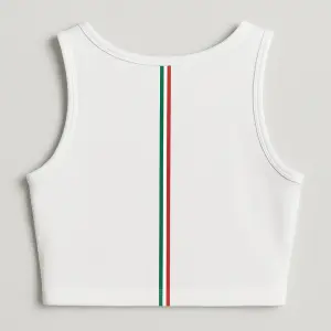 Navrhni mi na crop top na výšku pruhy italské trikolory šíře pruhu 0,7cm na záda podel páteře
