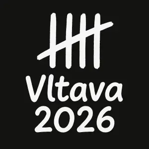 čtyřy svislé čáry přeškrtnuté přes sebe pátou a pod nimi text Vltava 2026 v jedne lince, v bile barve, hravejsi font