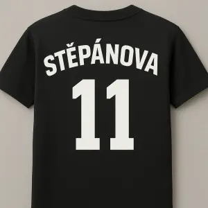 Text STĚPÁNOVA 11 ve stejném fontu jako máme font loga. Bude tento text na zádech trika v podobě dresu.