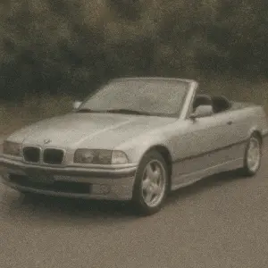 vytvoř pod takovým šumem, ne moc jasne obrysy, auto bmw cabrio