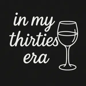Bílý nápis "in my thirties era" a ilustrace skleničky na víno.