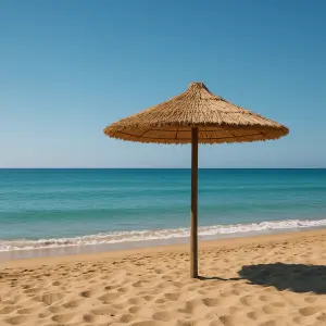 Pláž, slunečník a v dáli moře