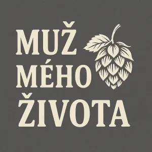 Nápis MUŽ MÉHO ŽIVOTA, vedle nápisu je motiv chmele. Pozadí je šedé, text a chmel jsou ve světlé barvě.