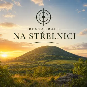 Hora Říp s nápisem Restaurace Na Střelnici bez domu. Pouze příroda. Logo střelnicového terče.