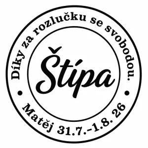 Do kruhu napis "Díky za rozlučku se svobodou. Matěj 31.7.-1.8. 26" a doprostřed kruhu napiš Štípa