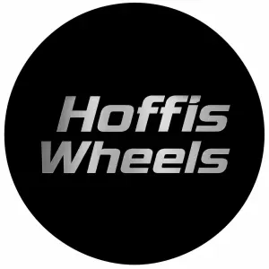 Kruhova samolepka prumer 70mm cerna u prostred pod sebou napis stribrny Hoffis Wheels
