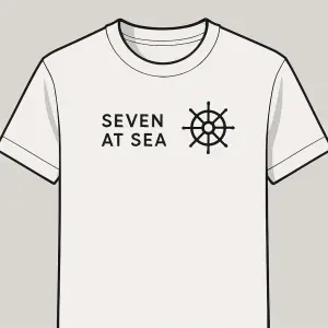 Male minimalisticke kormidlo s textem „SEVEN AT SEA“ vlevo na hrudi.