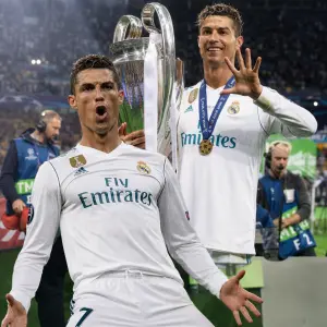 Christiano Ronaldo s pohárem a vepředu Ronaldo ve svém typickém postoji