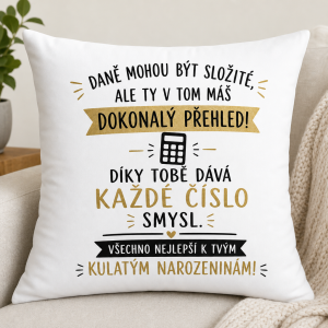 Bílý polštář s vtipným textem pro daňového poradce ke kulatým narozeninám.