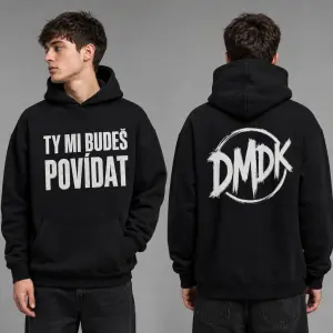 Mělo by tam být logo DMDK vzadu na zádech
vpředu by měl být text TY MI BUDEŠ POVÍDAT