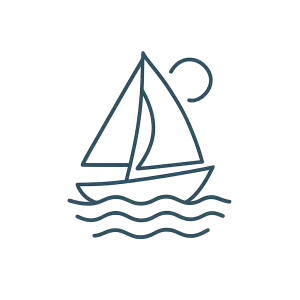 Minimalisticke namorni logo v tmave modre barve, tvorene jemnou linkovou grafikou. Hlavnim motivem je plachetnice plujic