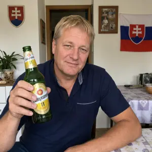 starší švagr Slovák, světlé vlasy, bez vousů, v ruce lahvové pivo Zlatopramen