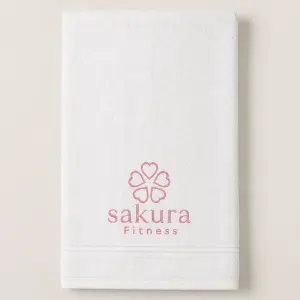 Ve spodnim casti rucniku uprostred by melo byt oogo sakura Fitness coz je kyticka slozena z peti srdicek a pod tim napis