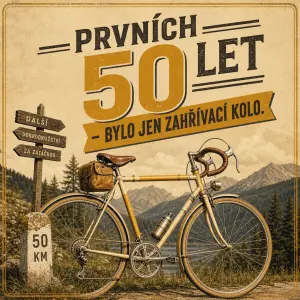 Vintage cyklistické kolo, retro outdoor styl, béžová a hořčicově žlutá, text: „PRVNÍCH 50 LET – BYLO JEN ZAHŘÍVACÍ KOLO.