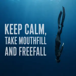 Text o třech linkách Keep calm, take mouthfill and freefall a na pravé straně bude freediver v pozici volného pádu.
