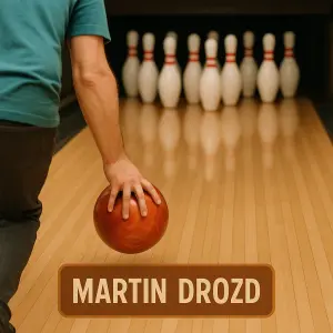 Bowling. Koule , bowling kuželky jméno hráče Martin Drozd