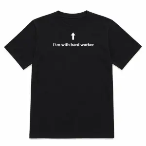 Na přední straně hned pod límcem šipka nahoru směrem k hlavě, pod ním nápis, I'm with hard worker