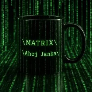Vytvoř styl filmu MATRIX, tj. bude se jednat o zelený kód. Na hrnku budou nápisy "MATRIX" a "Ahoj Janka" ve stejném font