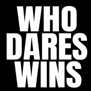 bílý nápis velkým tiskácím "WHO DARES WINS"