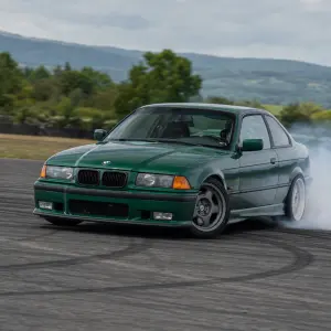 Vytvoř mi na fotce BMW E36 v emeraldo zelené barvě které driftuje