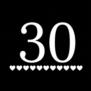 Číslice "30"
Bílou barvou, podtrženo řadou srdíček