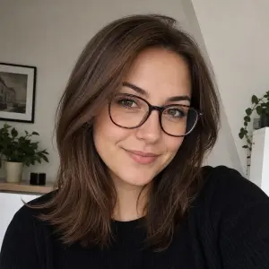 žena, středně dlouhé hnědé vlasy, brýle