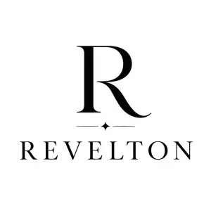 Logotyp hotelu REVELTON. Velké písmeno R uprostřed, pod ním název REVELTON. Černá barva potisku